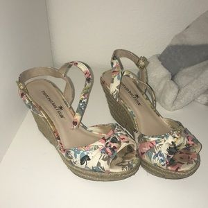 Size 6 Floral wedges